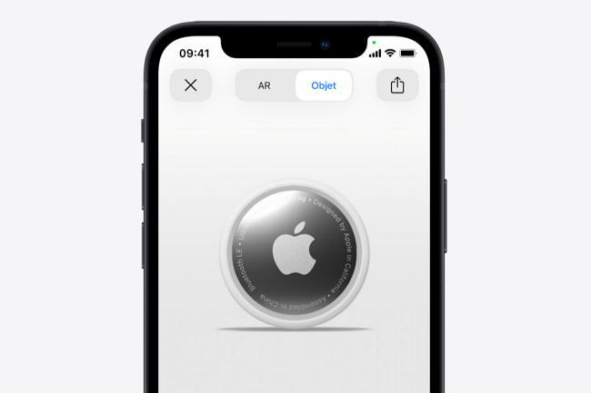 AirTag met un signal Bluetooth scuris dtectable par les appareils du rseau Localiser se trouvant  proximit. Ces appareils envoient les informations sur iCloud disponibles ensuite dans lapp Localiser sur une carte. (Crdit : Apple)
