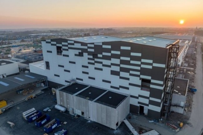 L’usine de Billy-Berclau-Douvrin : plus de 600 mètres de long sur 100 de large. Pour optimiser l’empreinte de sa première gigafactory, ACC a misé sur un jumeau numérique, via un partenariat avec Siemens. (Photo : ACC) L’usine de Billy-Berclau-Douvrin : plus de 600 mètres de long sur 100 de large. Pour optimiser l’empreinte de sa première gigafactory, ACC a misé sur un jumeau numérique, via un partenariat avec Siemens. (Photo : ACC)