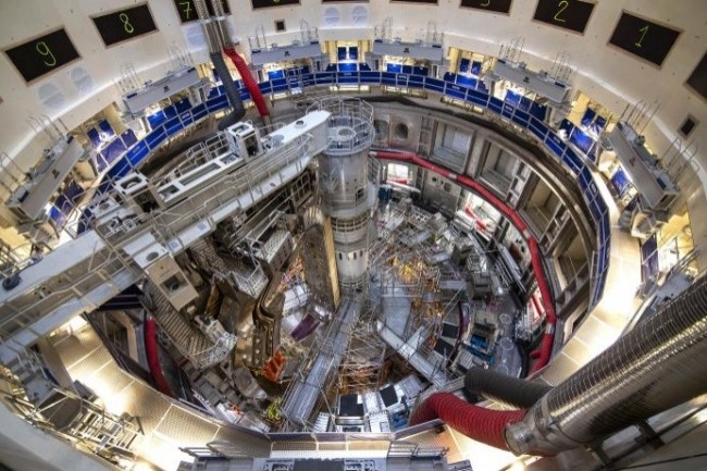 Au cur du tokamak en cours d'assemblage. Une machine en forme d'anneau denviron 30 mtres de diamtre, appele  tre soumise  des contraintes trs leves, en particulier de temprature. (Photo : ITER Organization/EJF Riche)