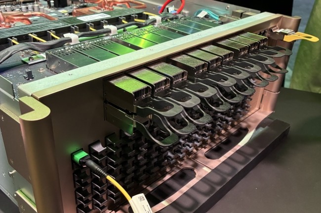 Reposant sur quatre puces phoniques maison, le switch optique de Nvidia est attendu un peu plus tard dans l'anne, voire 2026. (Crdit S.L.)
