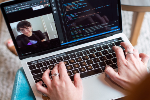 Le march des communications unifies en hausse de 7,8 % en 2024